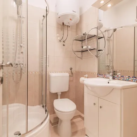 Apartman Modern With Loggia Terrace And Parking