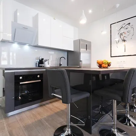 Modern With Loggia Terrace And Parking Lejlighed