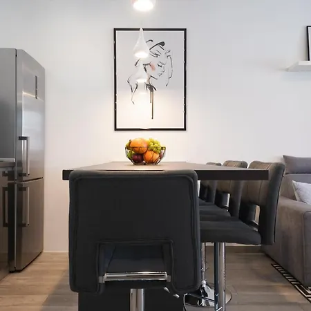 Modern With Loggia Terrace And Parking Lejlighed