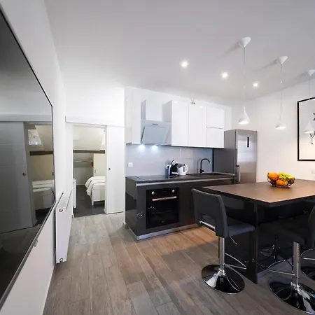 Modern With Loggia Terrace And Parking Lejlighed