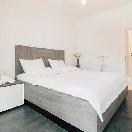 Modern With Loggia Terrace And Parking Lejlighed *